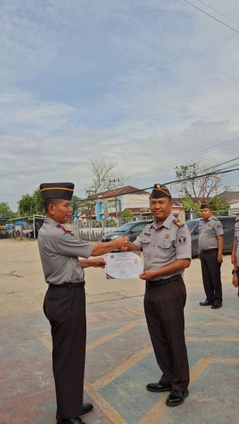 Petugas Lapas Tembilahan Terima Penghargaan Atas Keberhasilan Gagalkan Penyelundupan Handphone