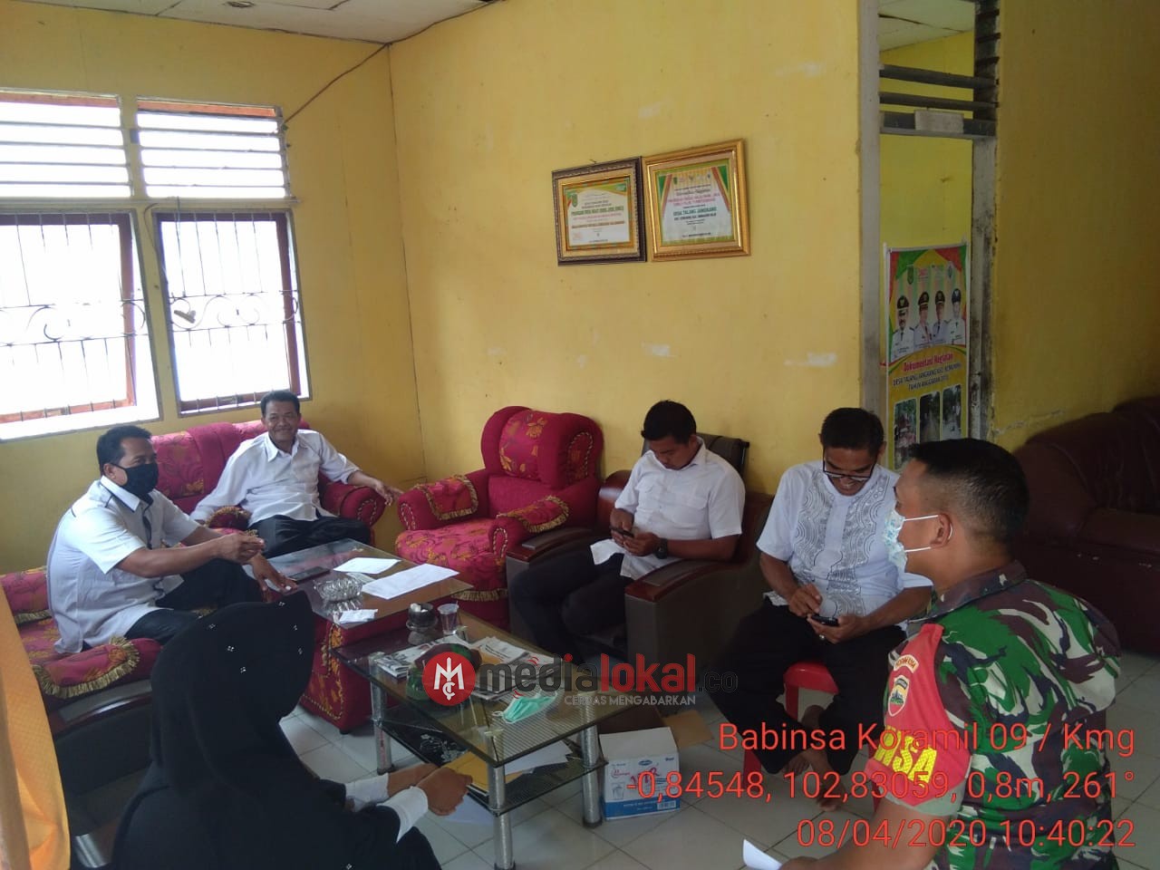 Babinsa Talang Jangkang Koramil 09/Kemuning Komsos Pendataan Warga Terdampak Covid-19 