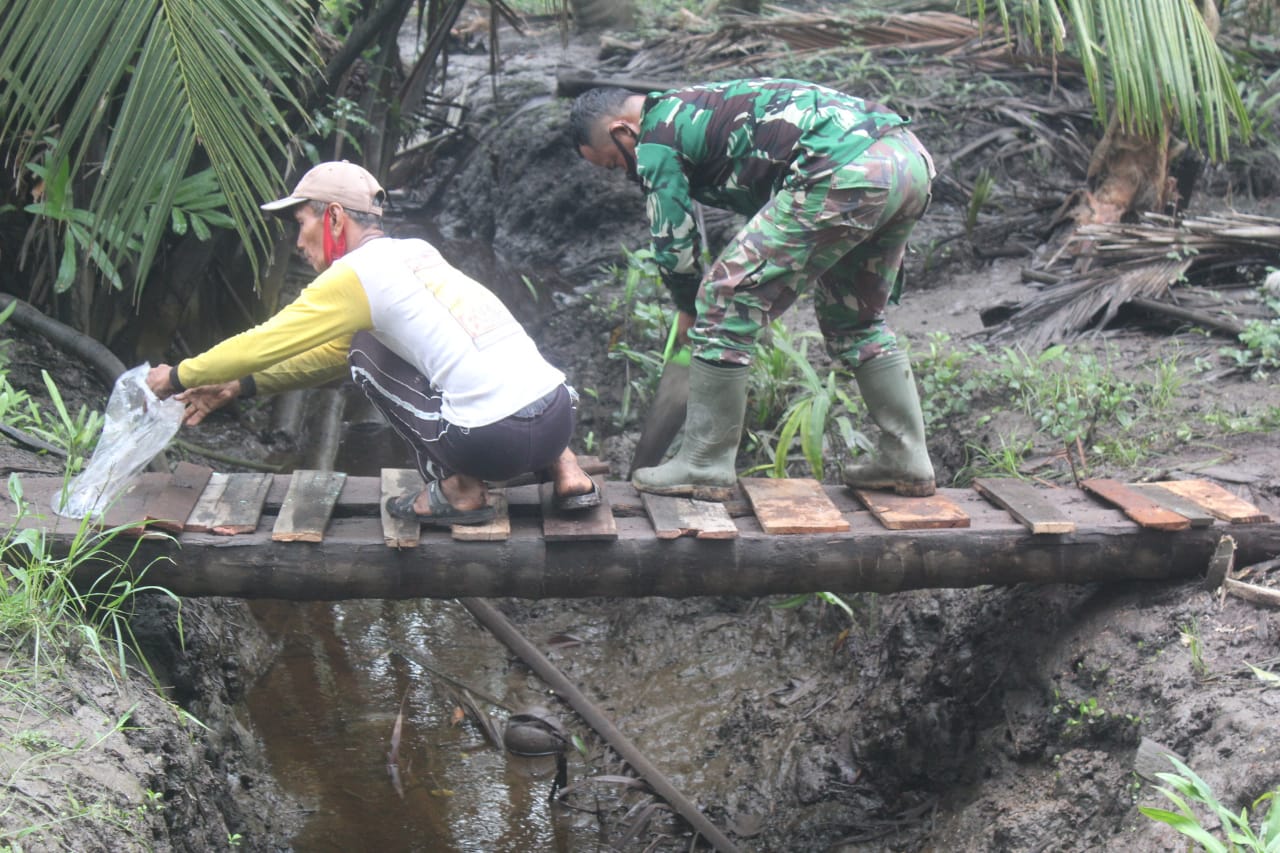 Masyarakat dan Satgas TMMD Kodim 0314/Inhil Lakukan Perbaikan Jembatan Kecil