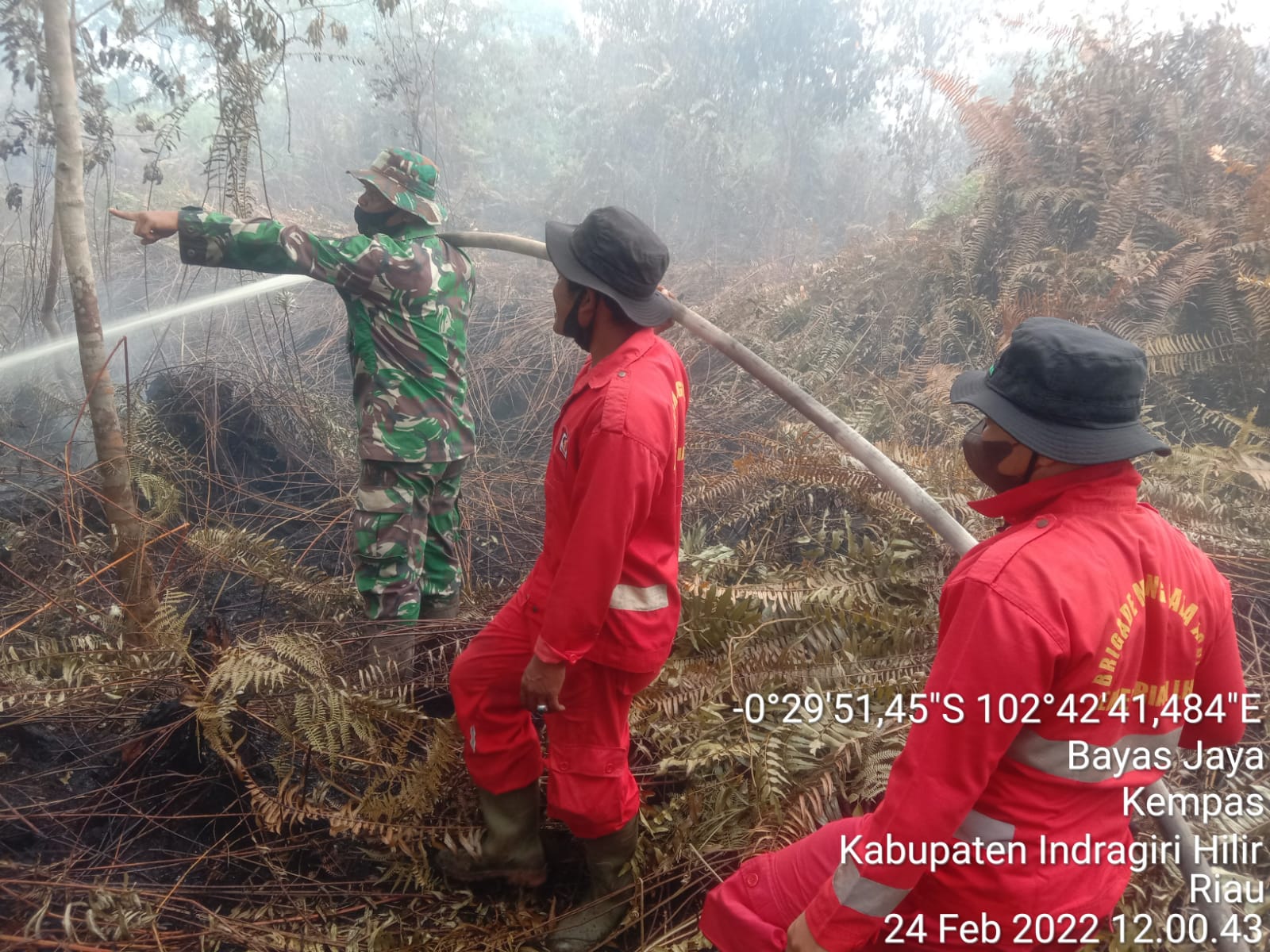 Babinsa Koramil 03/Tempuling Bersama Satgas Lakukan Pendinginan Dilahan Karlahut