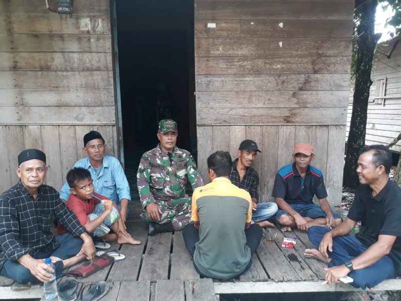 Giat Komsos, Babinsa Sambangi Warga Masyarakat Di Wilayah Binaan