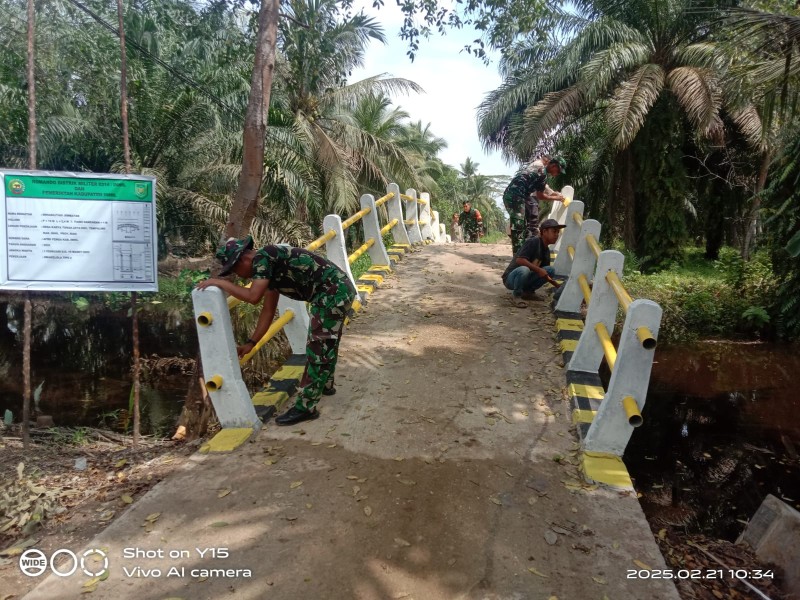 Tahap Finishing, Satgas TMMD Ke-123 Kodim 0314/Inhil Lakukan Pengecatan Jembatan