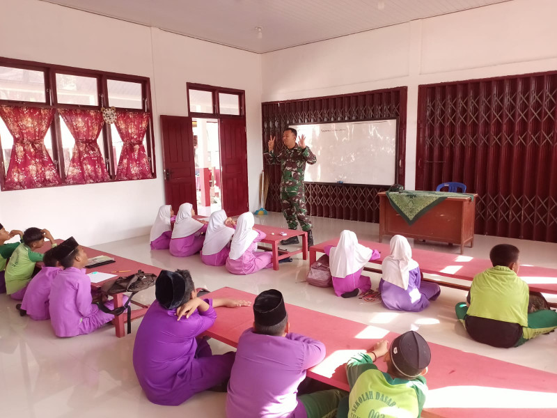 Babinsa Koramil 03/Tpl Berikan Pelajaran Matematika dengan Metode GASING di SDN 003 Sungai Salak
