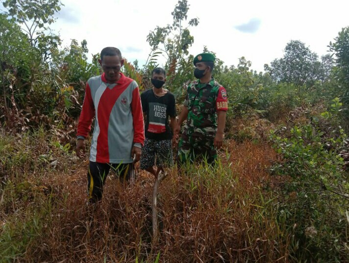Himbau Warga Terkait Karhutla Oleh Babinsa Koramil 04/Kuindra