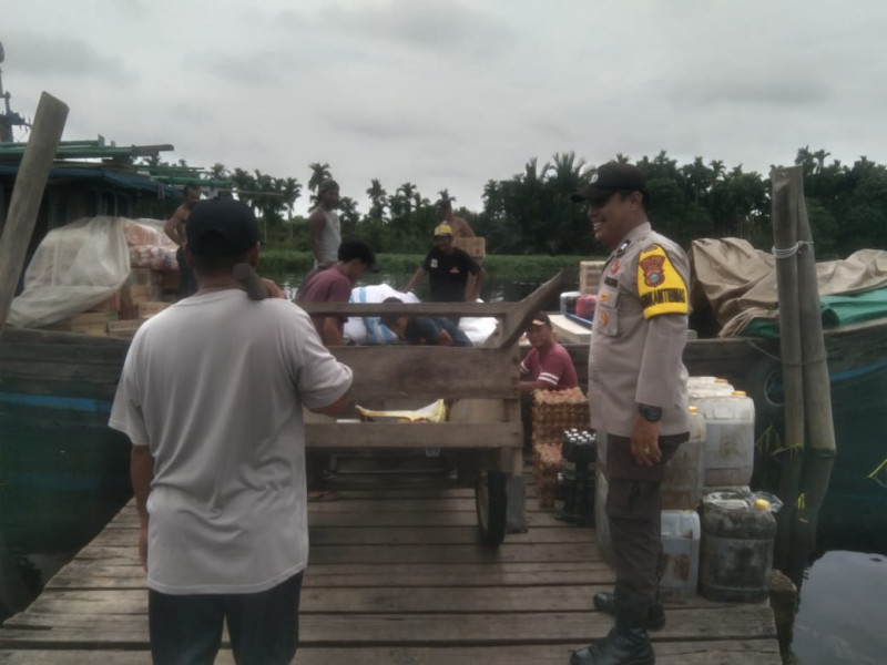 Bhabinkamtibmas Desa Simpang Gaung Aiptu Safrizal Zufri dan Babinsa Simpang Gaung Melaksanakan Giat Sambang Serta Soaialisasi Pemilu Damai