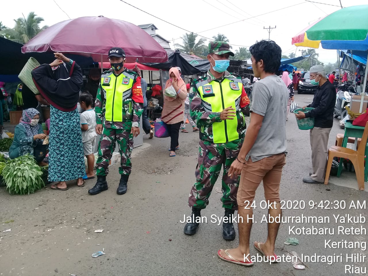 Pasar Kotabaru Reteh Jadi Sasaran, Koramil 09/Kemuning Kodim 0314/Inhil Lakukan Penegakan Prokes