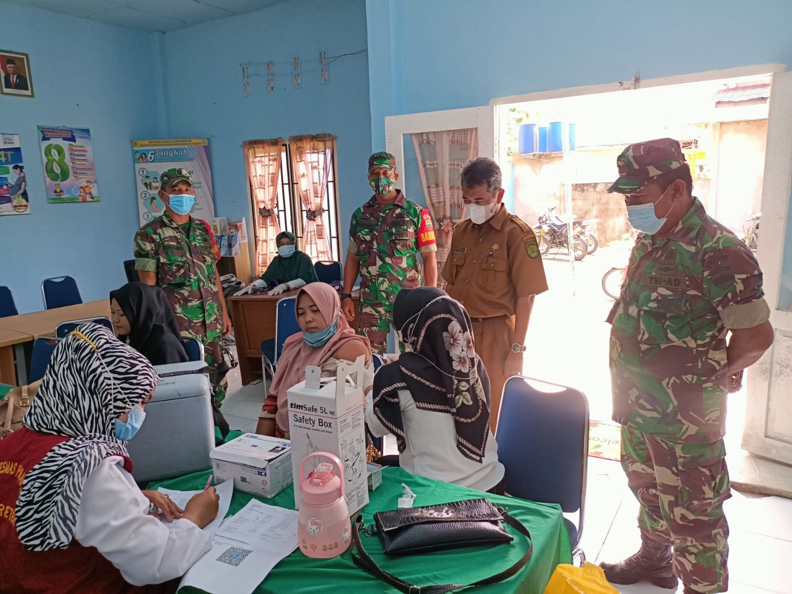 Koramil 07/Reteh Dampangi Vaksinasi di Aula Kantor Kelurahan Madani