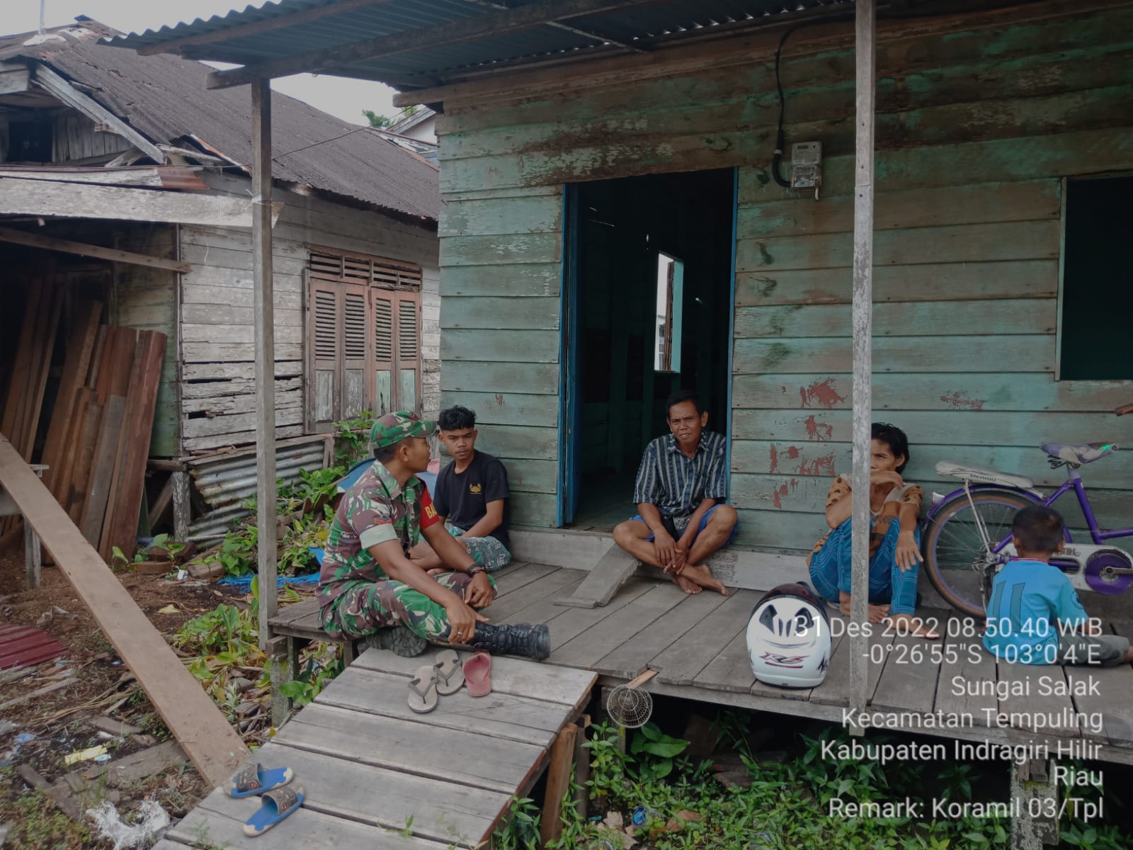 Babinsa Koramil 03/Tpl Melaksanakan Komsos di Rumah Warga Desa Binaan