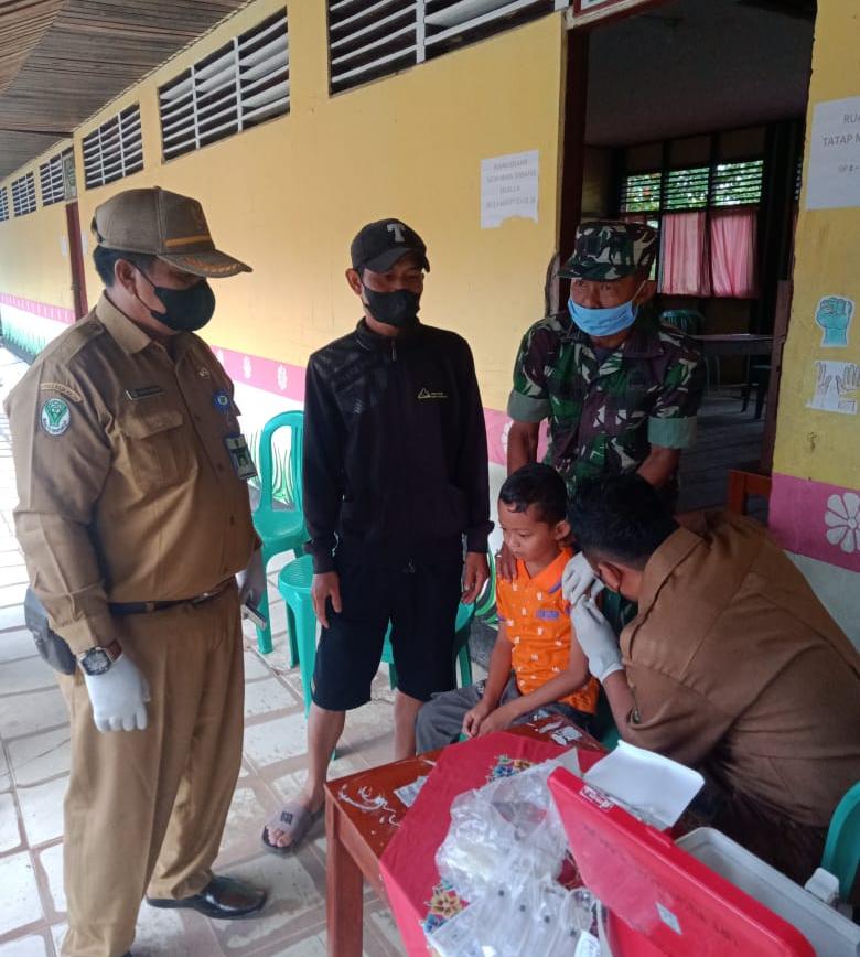 Danramil 03/Tempuling: Berikan Pendampingan Vaksinasi Dan Rasa Nyaman Kepada Anak - Anak