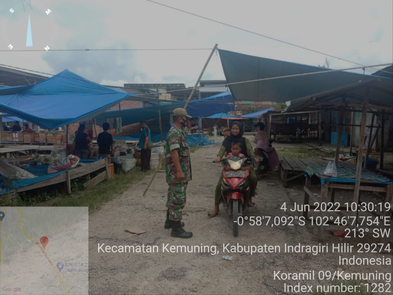 Cegah Covid-19 di Pasar Pagi Desa Limau Manis Oleh Personel Koramil 09/Kemuning