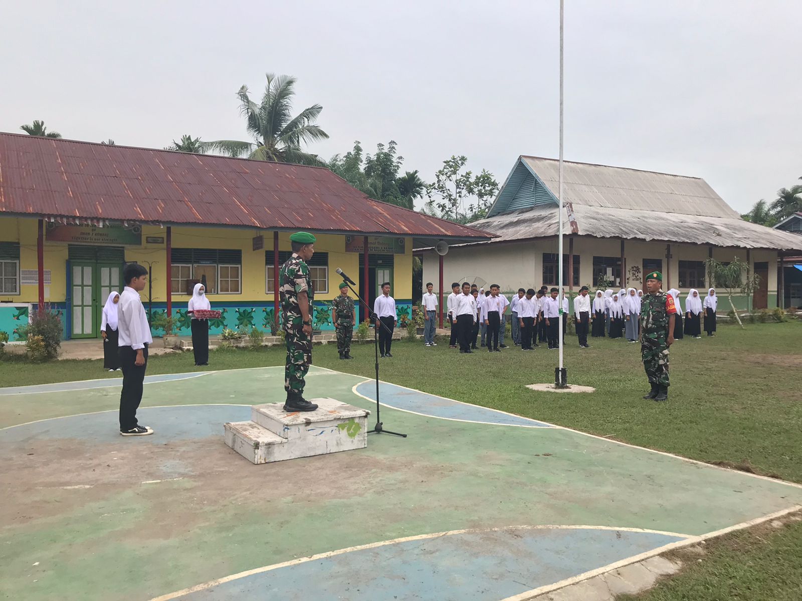 Pimpin Upacara Bendera di SMKN 1 Kempas, Danramil 03/Tempuling Apresiasi Sikap para Siswa