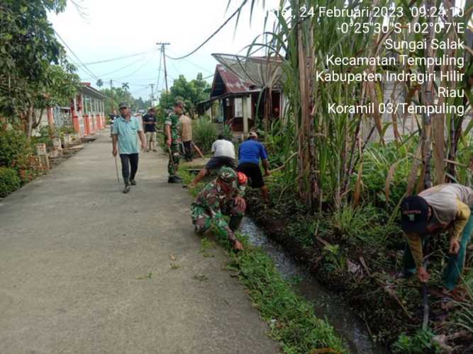 Babinsa Koramil 03/Tempuling Ikut Goro Bersihkan Jalan Bersama Warga
