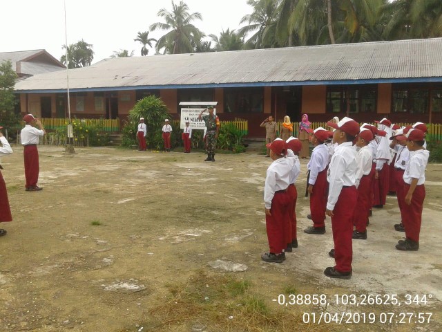 Babinsa Koramil 02/Tanah Merah Jadi Pembina Upacara di SD Negeri Tekulai Bugis 