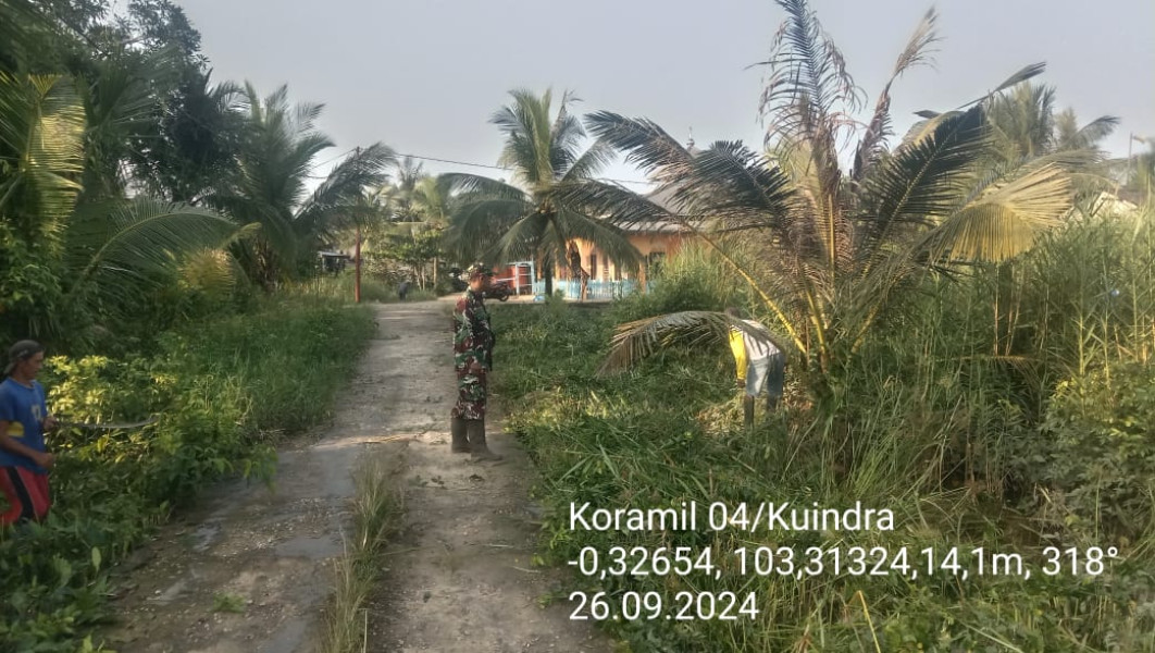 Bersama Masyarakat, Babinsa Koramil 04/Kuindra Jaga Keamanan Jelang Pilkada