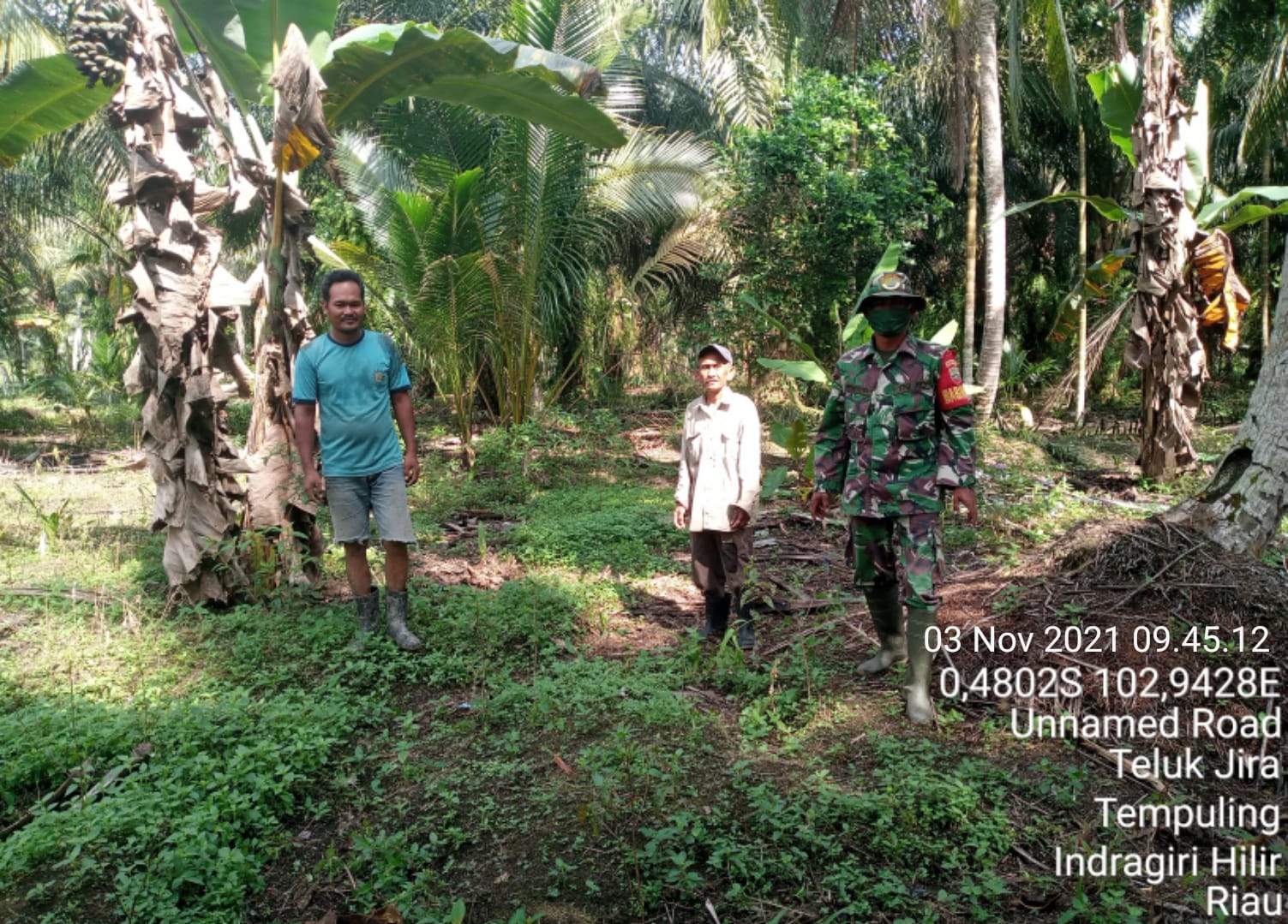 Babinsa Koramil 03/Tempuling Susuri Daerah Rawan Karlahut Bersama Warga
