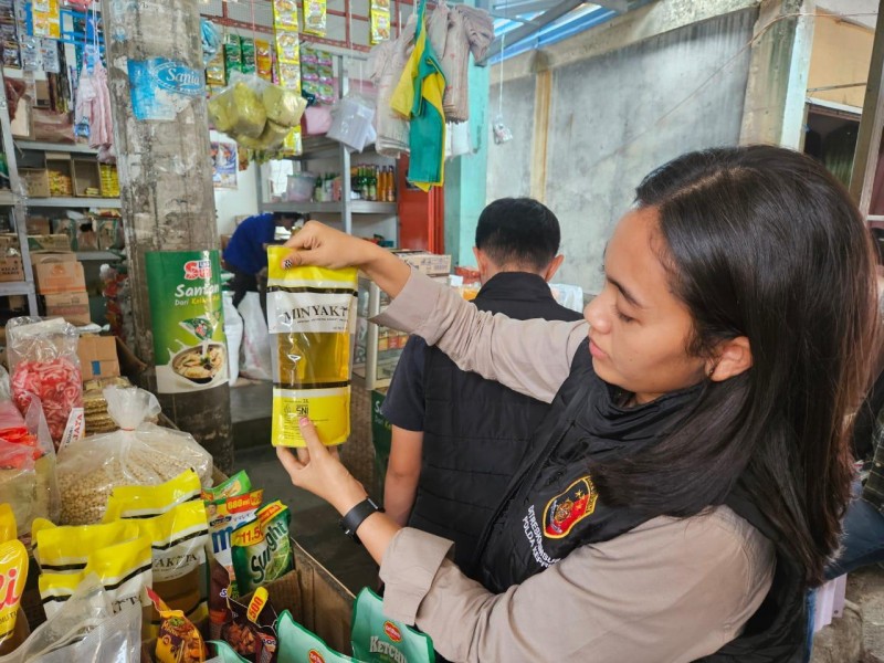 Satgas Pangan Ditreskrimsus Polda Kepri Cek MINYAKITA di Batam Pastikan Takaran Sesuai Standar