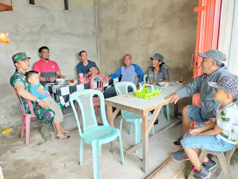 Babinsa Koramil 05/GAS Kopda Ridho Almahesa Komsos Bersama Masyarakat