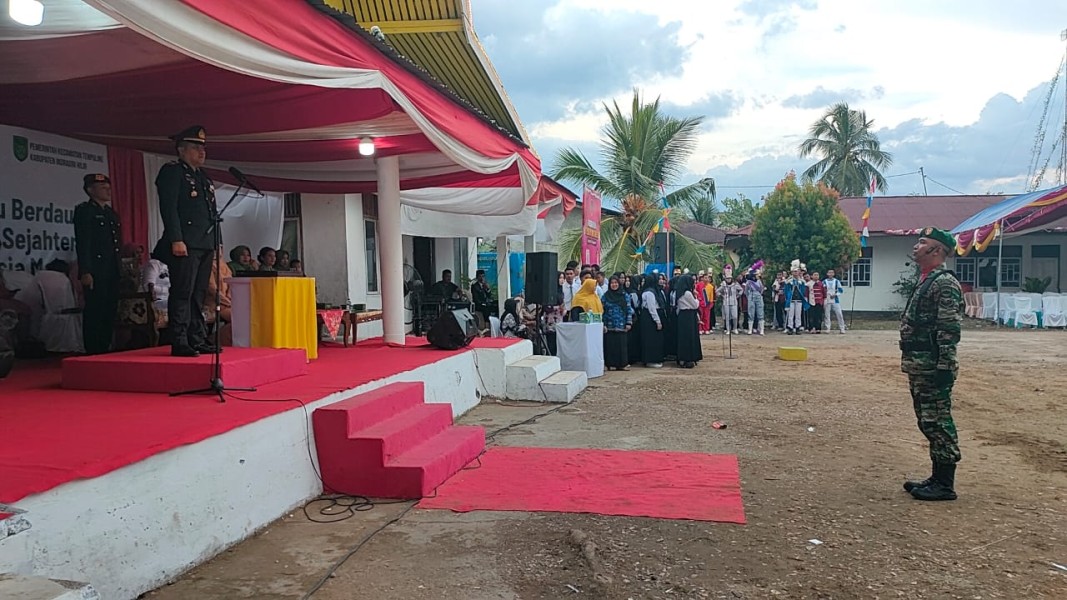 Babinsa Koramil 03/Tpl Ikuti Upacara Penurunan Bendera Merah Putih HUT RI ke-80 di Kecamatan Tempuling