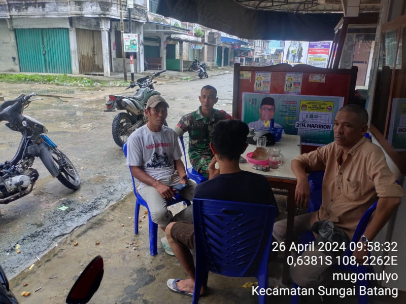 Babinsa Praka Wira Darma Jalin Silaturahmi Yang Erat Dengan Masyarakat Setempat