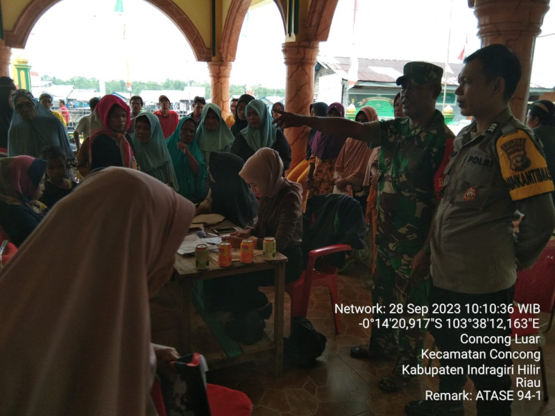 Dari Kemensos, Danramil 04/Kuindra Dampingi Pembagian Beras Cadangan Kepada Warga