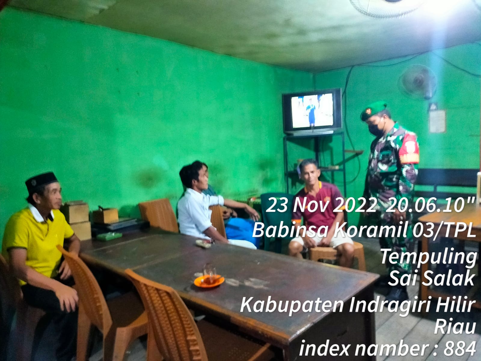 Sambil Patroli Wilayah, Babinsa 03/Tempuling Laksanakan Komsos