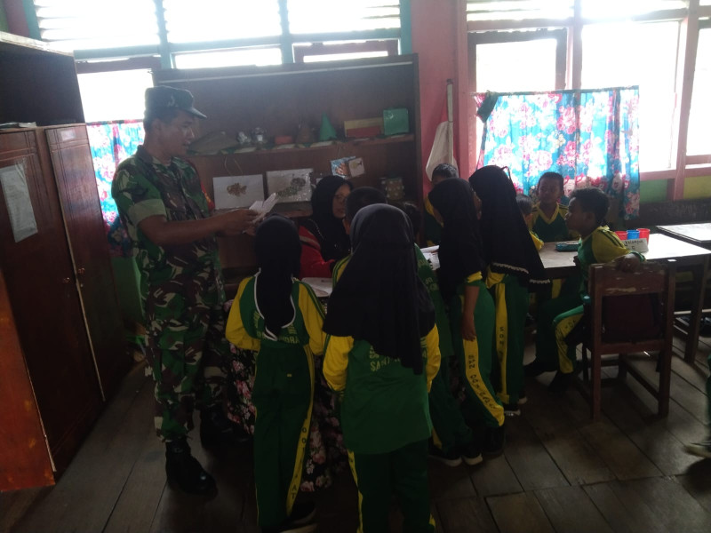 Babinsa Koramil 04/Kuindra Kenalkan Hexsagon Pancasila Kepada Pelajar SDN Kelurahan Sapat