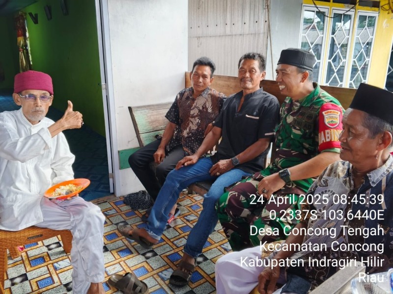 Babinsa Koramil 04/Kdr Laksanakan Komsos dengan Warga Desa Concong Tengah
