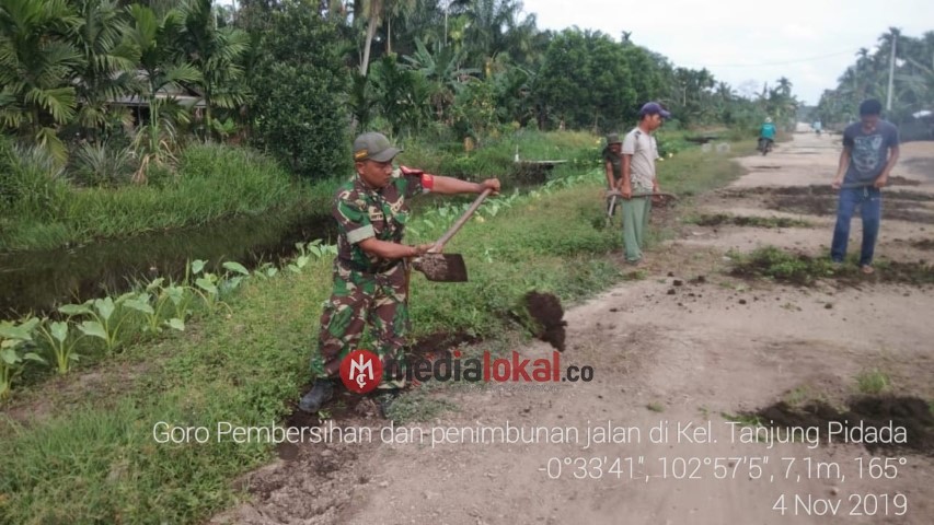 Babinsa Koramil 03/Tempuling Ikut Serta Bersihkan Jalan Bersama Warga Tanjung Pidada