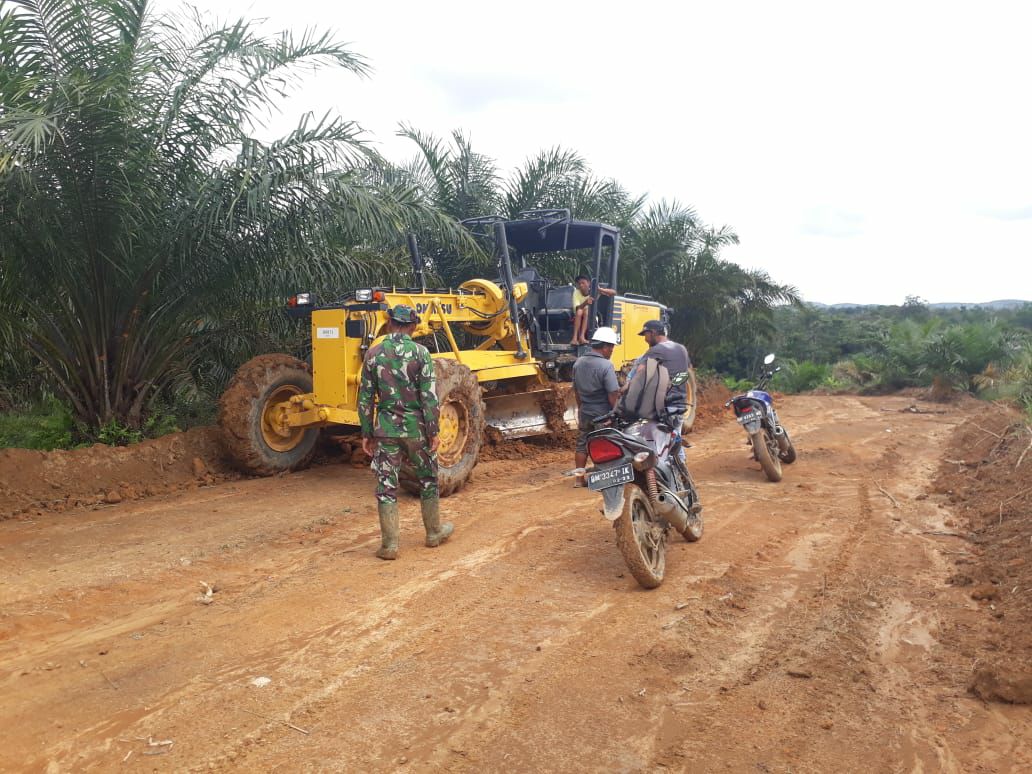 Satgas TMMD ke 110 Kodim 0313 KPR Bersama warga Terus Selesaikan Pembukaan Jalan  Satgas TMMD ke 110 Kodim 0313 KPR Bersama warga Terus Selesaikan Pembukaan Jalan
