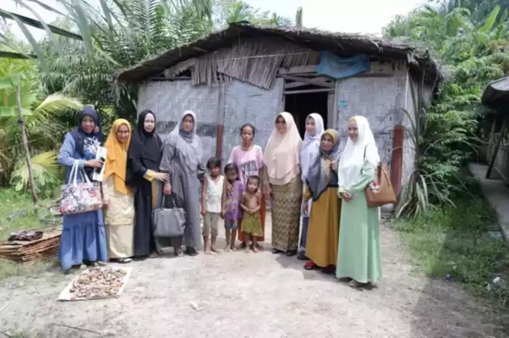 Dekranasda Santuni Keluarga Pak Taram Warga Kampung Langkai Siak