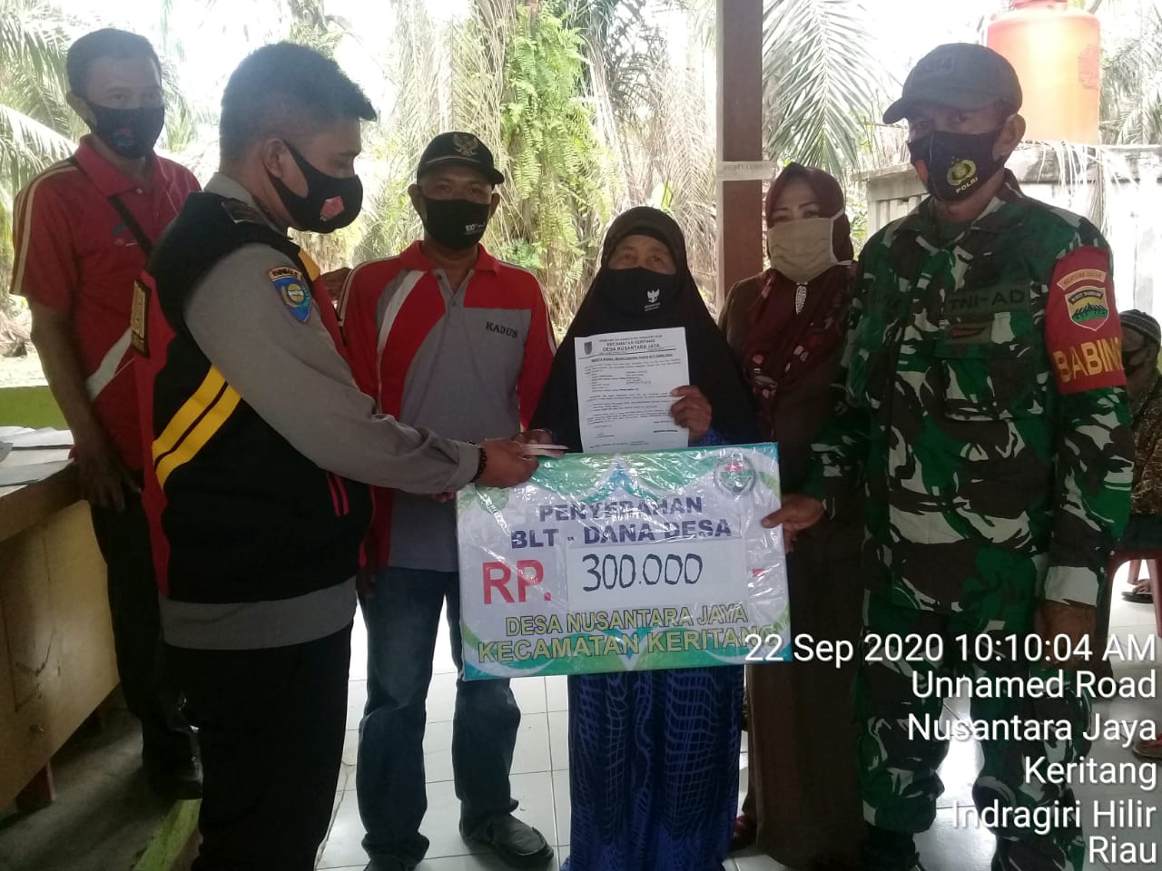 Babinsa Koramil 09/Kemuning Kodim 0314/Inhil Dampingi Penyaluran BLT di Kuala Lemang