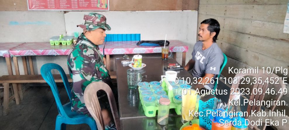 Ciptakan Kampung Yang Nyaman dan Tertib, Babinsa Koramil 10/Pelangiran Terus Jalin Komunikasi Sosial