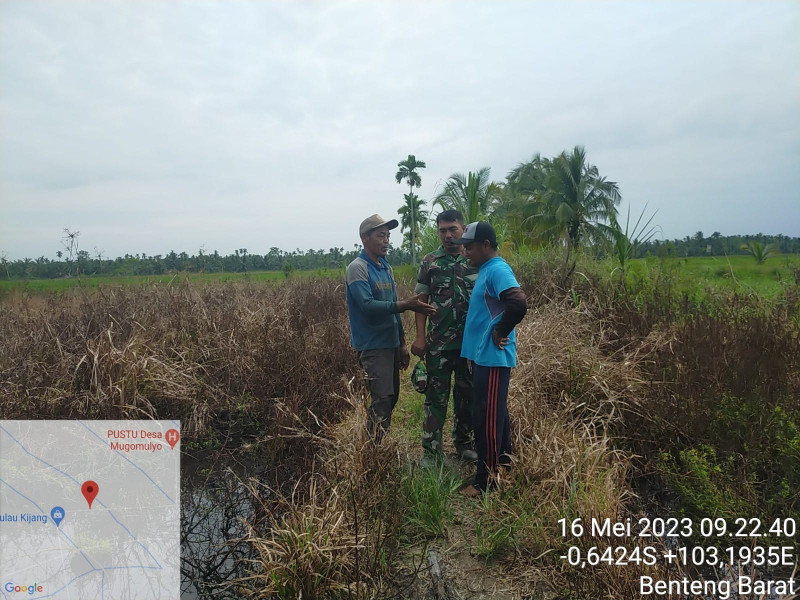 Babinsa Koramil 07/Reteh Mensosialisasikan dan Patroli Karhutla di Binaan