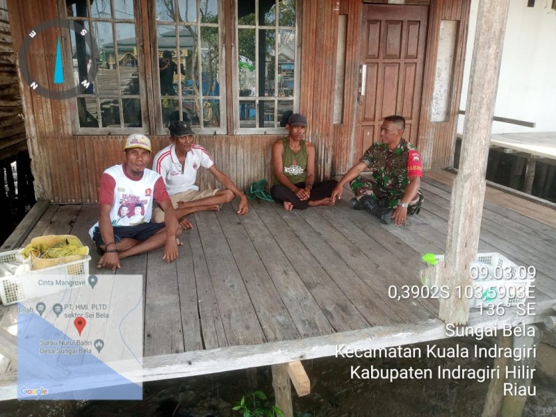 Babinsa Serka Hendra Putra Laksanakan Komsos untuk Meningkatkan Kamtibmas di Desa Sungai Bela