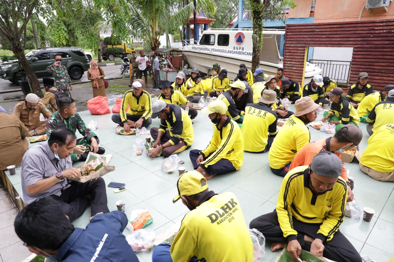 Tanpa Sekat, Ketua dan Anggota DPRD Bersama Dandim 0314/Inhil Sarapan dengan Petugas Kebersihan