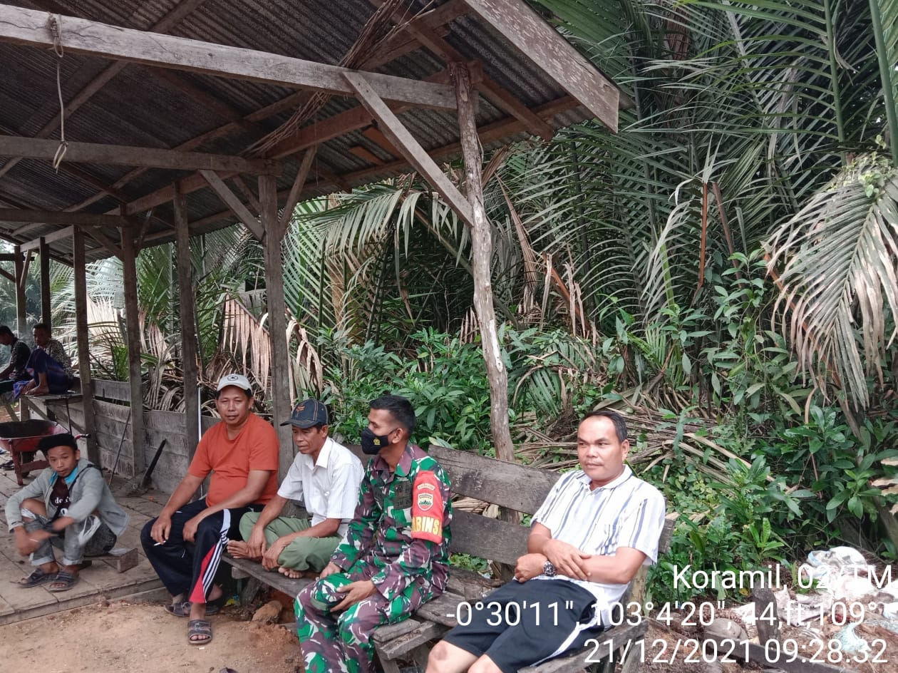 Babinsa Serda Oki Sandra Secara Rutin Melakukan Komsos Bersama Warga di Desa Binaan