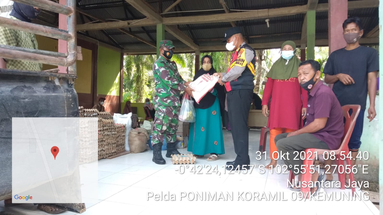 Babinsa 09/Kemuning dan Bhabinkamtibmas Dampingi Penyaluran BSP Desa Nusantara Jaya dan Lintas Utara