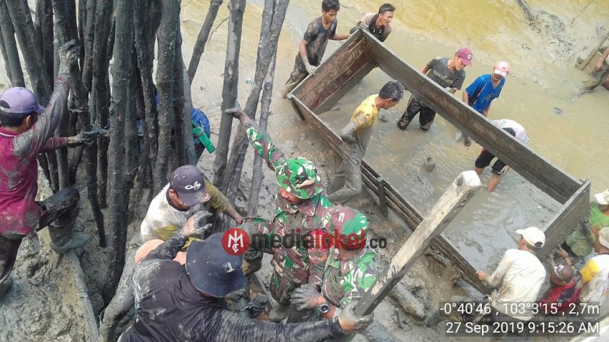TNI dan Warga di Inhil Kompak Lakukan Pengecoran Jembatan Pra TMMD ke-106