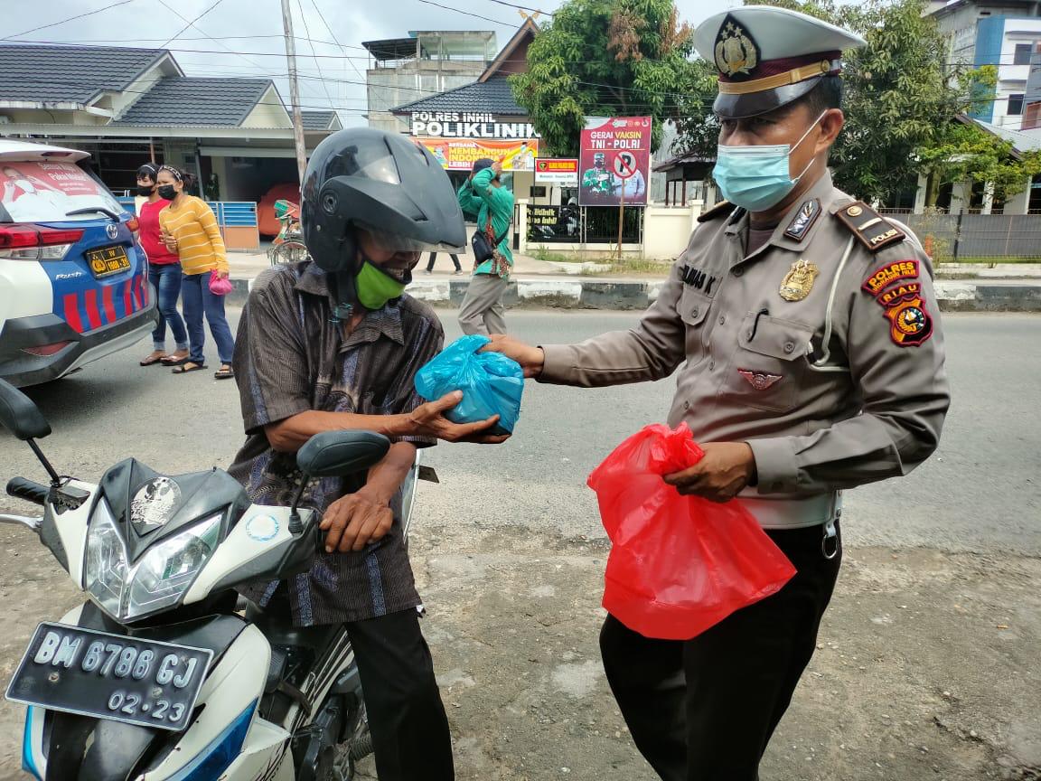 Berbagi, Satlantas Polres Inhil Berikan Nasi Kotak