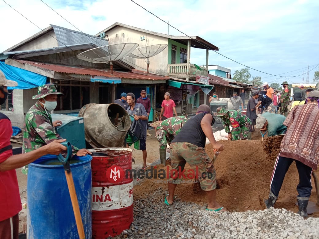 Hari Kedua Pra TMMD, TNI dan Warga Berjibaku Bangun Jalan di Desa Teluk Kiambang 