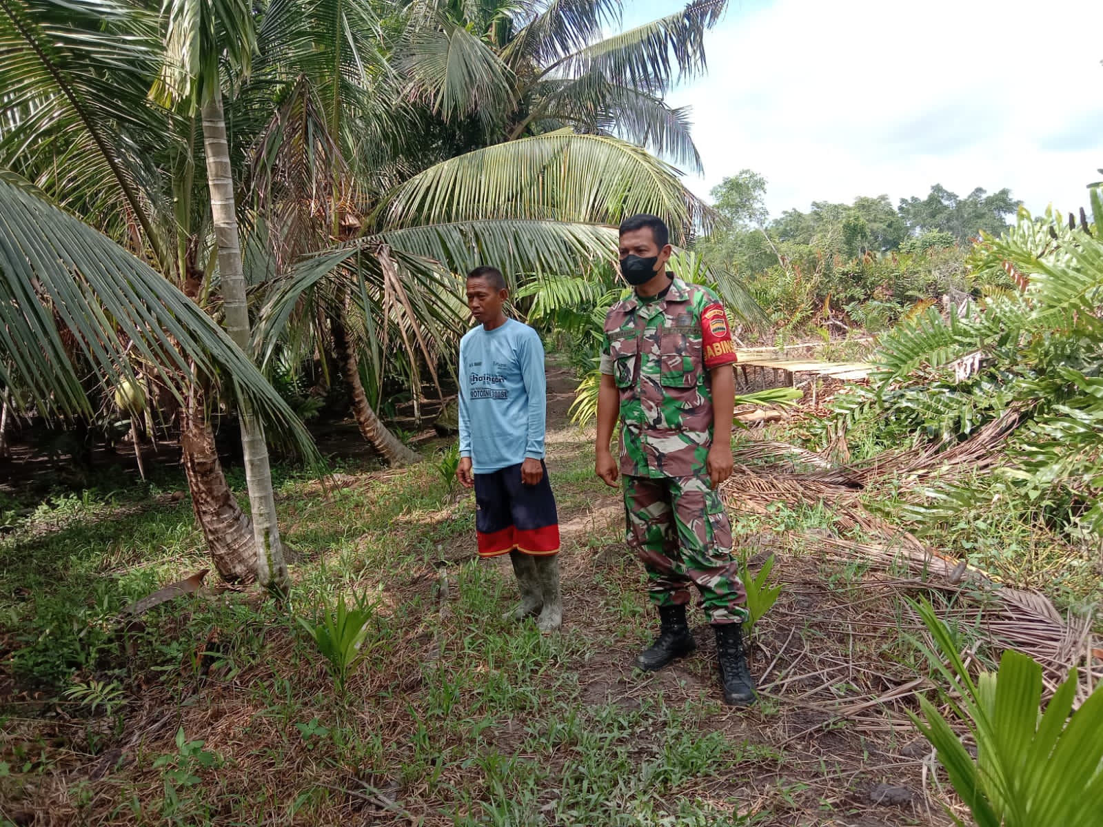 Babinsa Koramil 04/Kuindra Bersama Masyarakat Petani Rutin Lakukan Patroli