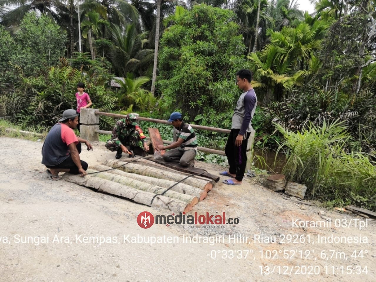 Bersama Warga, Babinsa Koramil 03/Tempuling Kodim 0314/Inhil Goro Perbaiki Jembatan
