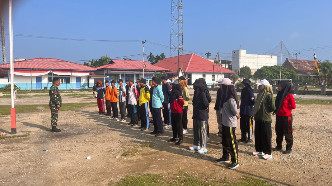 Jelang HUT RI Ke 80, Babinsa Latih Paskibraka Kecamatan Gaung Anak Serka
