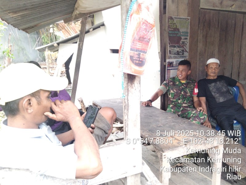 Babinsa Koramil 09/Kemuning Melaksanakan Komsos dan Goro bersama Warga Desa Tukjimun