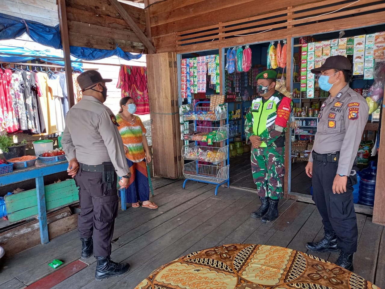 Kompak, Personil Koramil 04/Kuindra dan Polsek Lakukan Penegakan Prokes di Desa Sungai Piyai