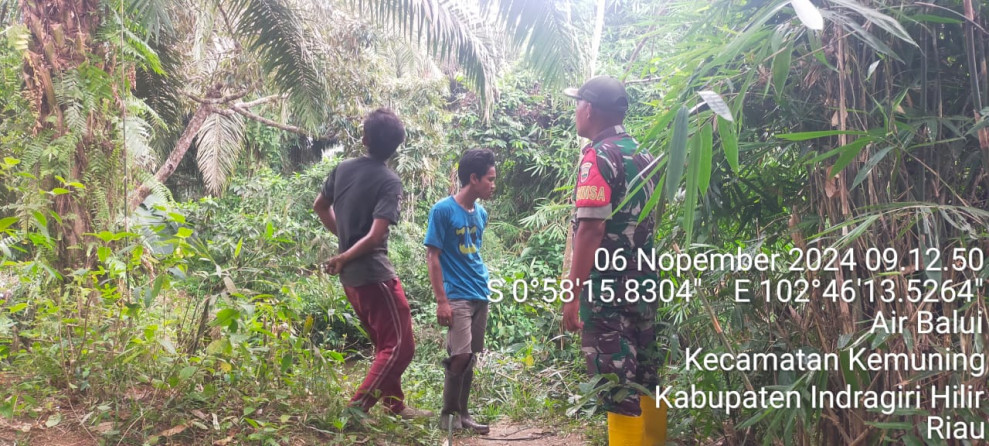 Giat Patroli, Babinsa Koramil 09/Kemuning Lakukan Pencegahan Karhutla