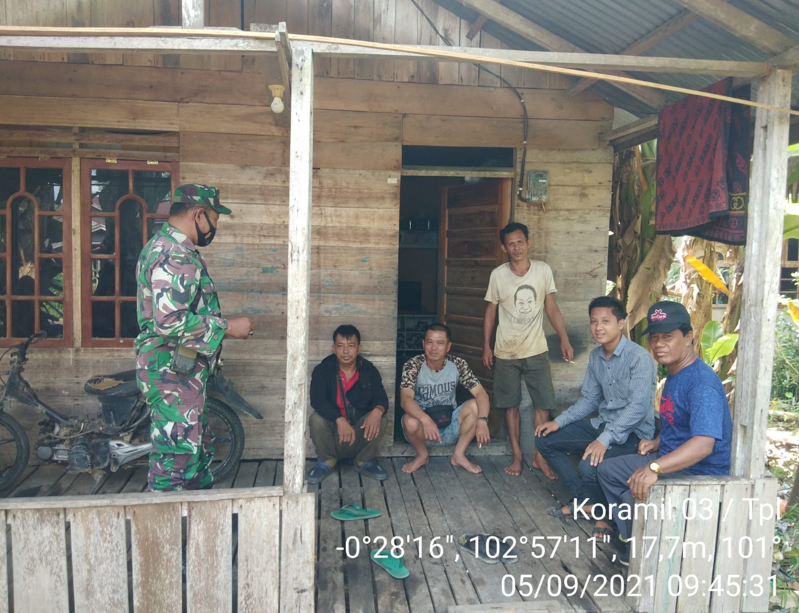 Babinsa 03/Tempuling Ajak Warga Kompak Hadapi Covid - 19