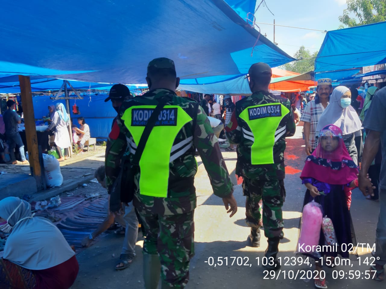 Tegakkan Protkes di Pasar Pengalihan, Ini Pesan Babinsa Koramil 02/Tanah Merah