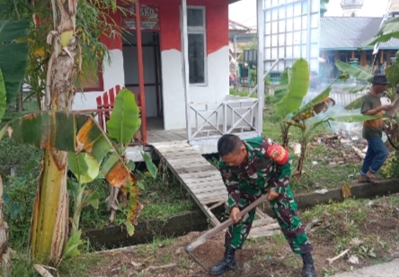 Jajaran Babinsa Koramil 05/Gas Goro Bersihkan Pos Kampung Pancasila