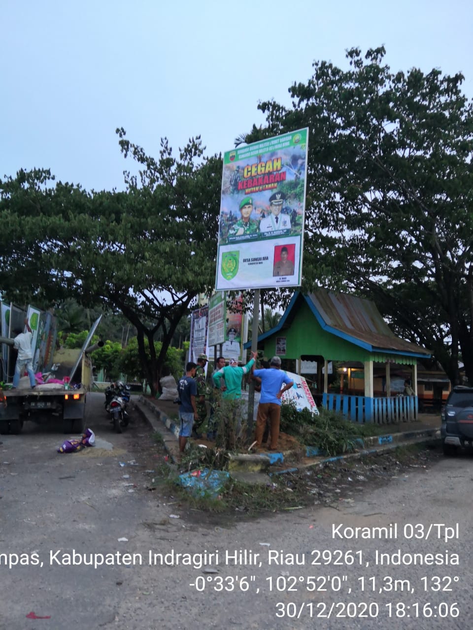 Cegah Karhutla, Babinsa Koramil 03/Tempuling Bersama Masyarakat Pasang Spanduk Himbauan